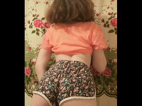 ❤️ Dhallaan yar oo sexy ah oo iska siibaysa surwaalka gaaban ee kamarada Galmada dabada ️❤